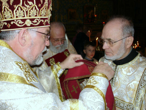 Mgr Gabriel remet le double orarion au Père diacre Joseph (16 janvier 2005)