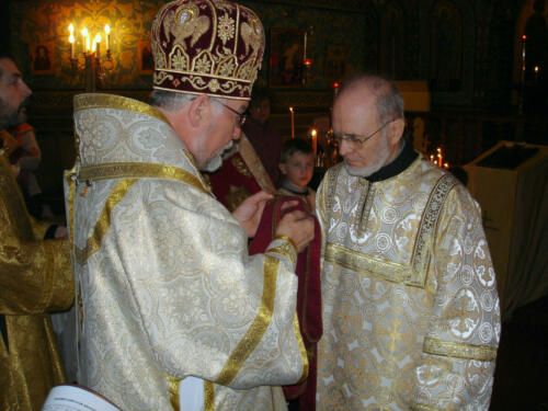 Mgr Gabriel remet le double orarion au Père diacre Joseph (16 janvier 2005)